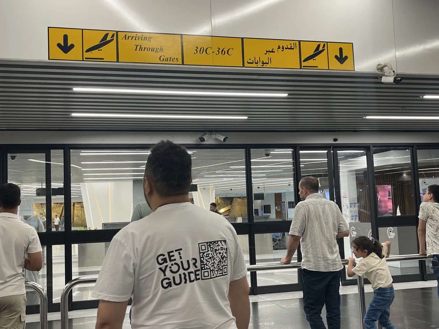 Guide fra Fable Tour venter på rejsende i ankomsthallen i Bagdads internationale lufthavn